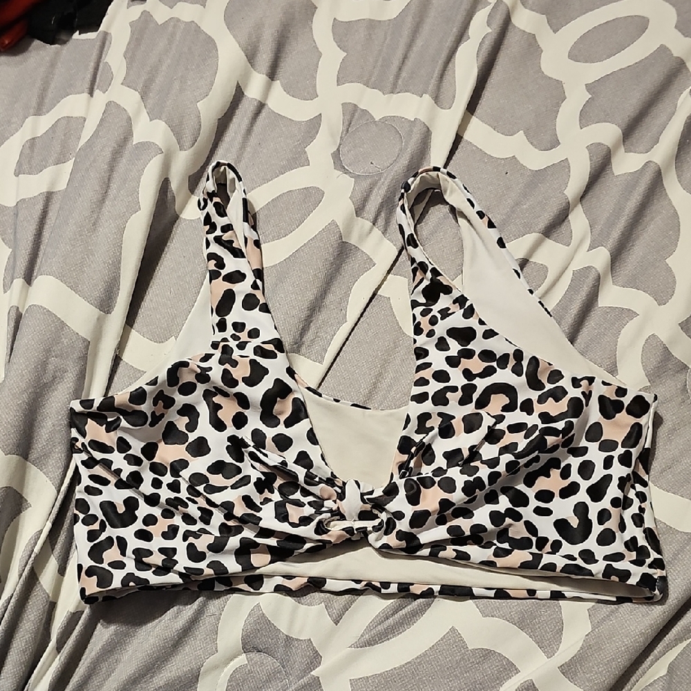 Chic Leopard Print Bikini Top